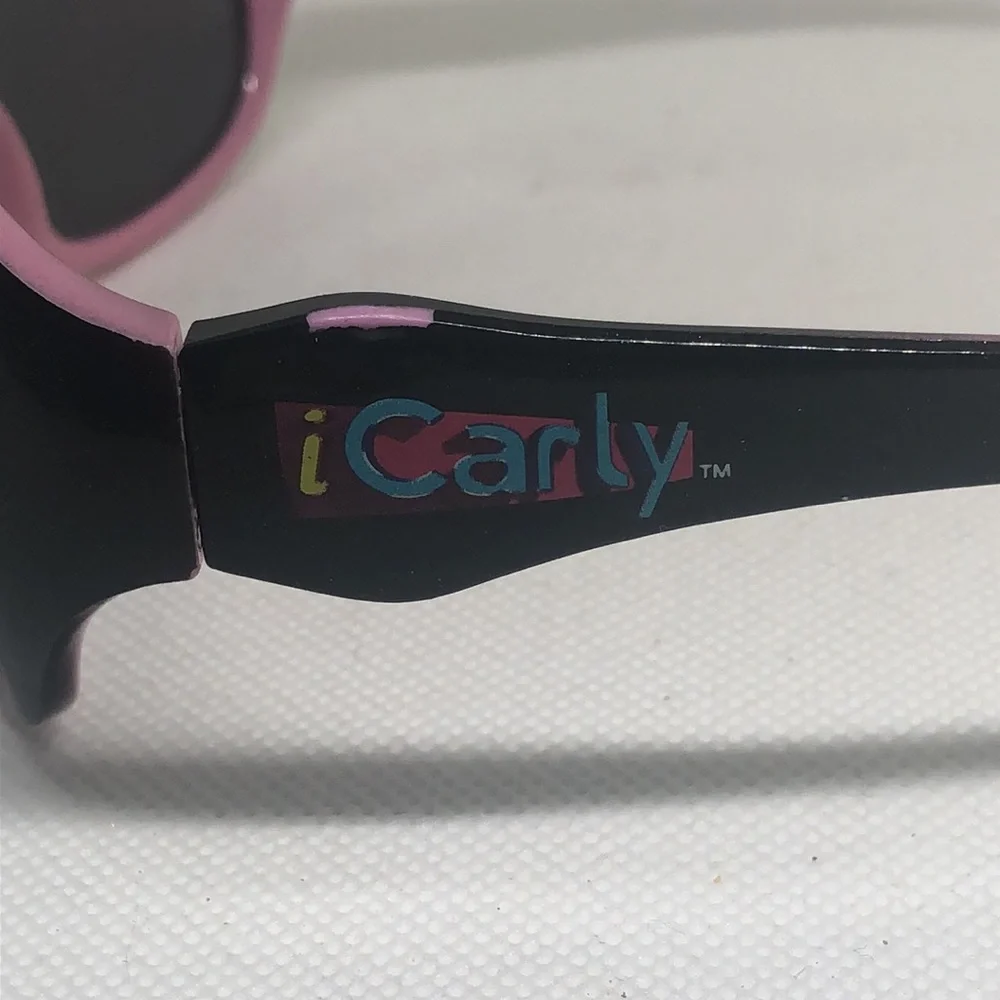 🟢 2008 Girls children’s Icarly sunglasses